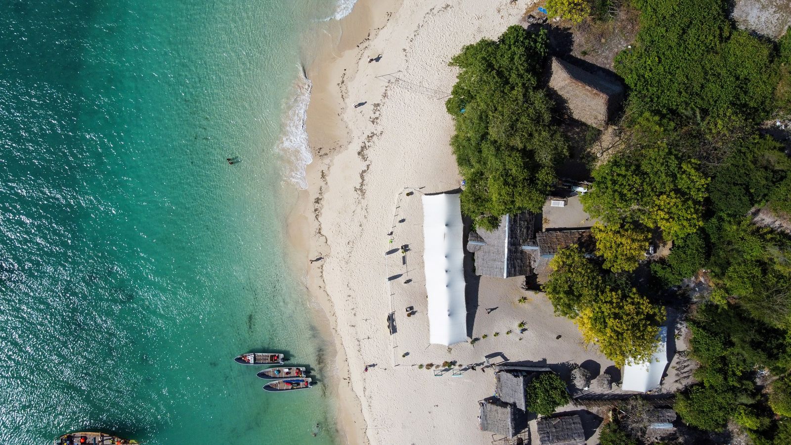 plage vue den haut-min.jpeg